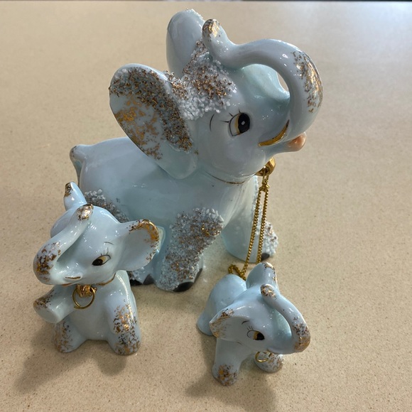 Other - Vintage chained elephants